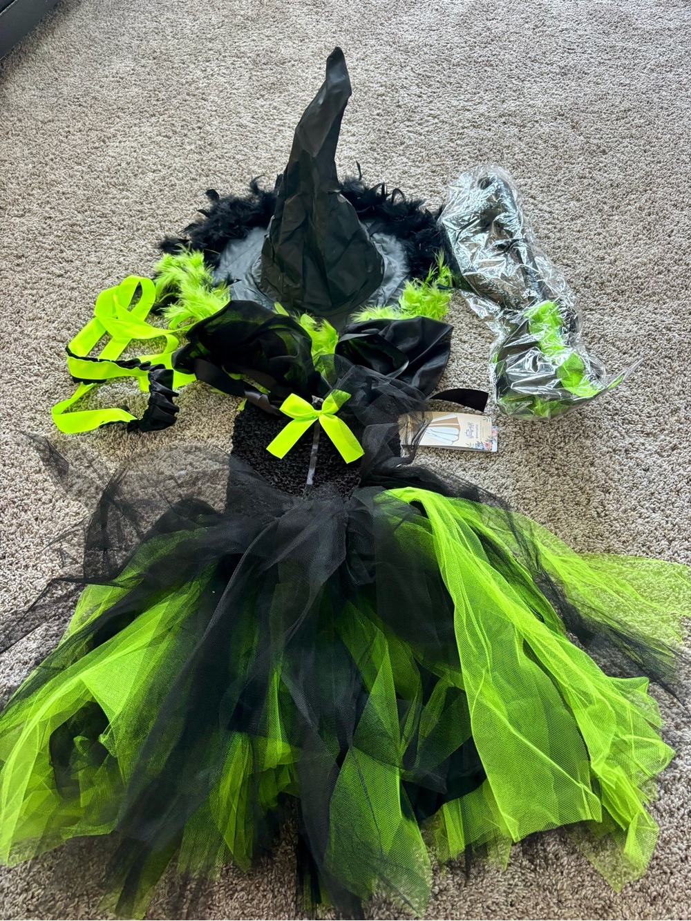 NWT Toddler Green & Black Witch Tutu dress Set costume 2T-3T Dress Hat Broom